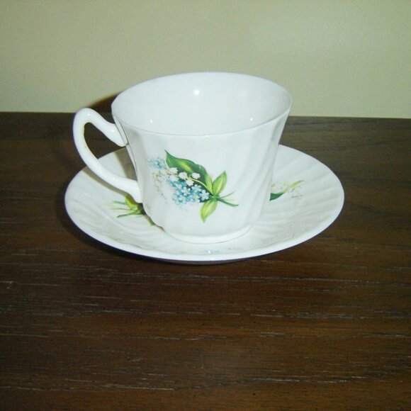 Royal Sutherland blue white bouquet swirl cup and saucer VGU - Picture 2 of 7